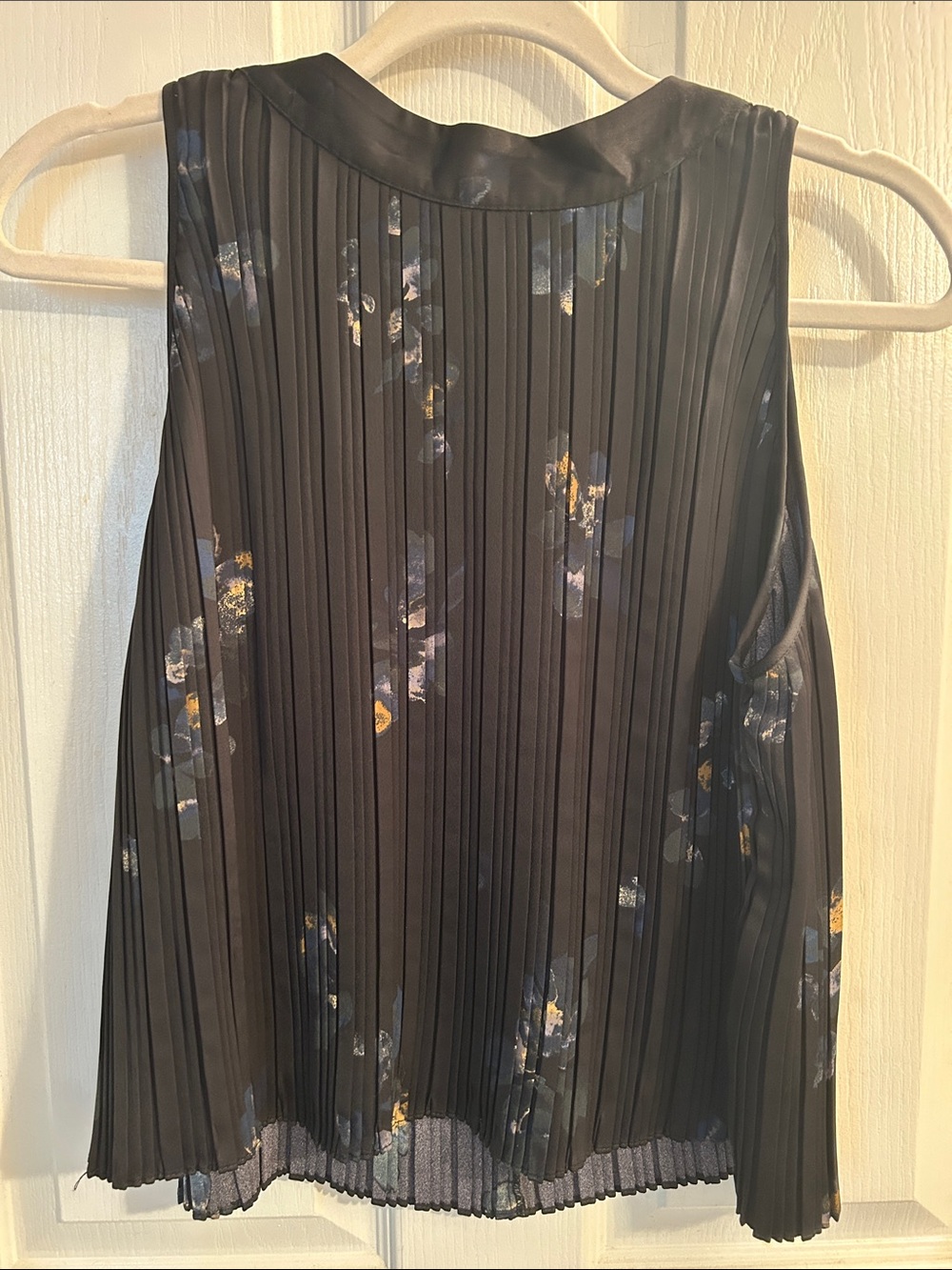 RW&CO. Pleated Sleeveless Blouse in Black with Blue & Gold Print
